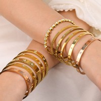 Bracelet jonc ouvert classique en acier inoxydable plaqué or 18 carats, motif cœur et fleur, inaltérable, pour femme, idéal pour cadeau de fête