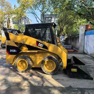 Chargeuse compacte CAT 242B3 d'occasion, capacité nominale de 1 tonne pour les exploitations agricoles, composants principaux : boîte de vitesses inclinée et roulements - Product Image 4