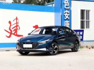 La <span class=keywords><strong>Hyundai</strong></span> Elantra 1.5L CVT LUX Ultimate Edition 2021 è una berlina compatta. - Product Image 2