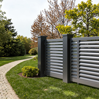 Clôture de balcon extérieure moderne et durable en alliage d'aluminium blanc, panneaux sculptés, barreaux, résistante à la rouille, avec éclairage solaire CE