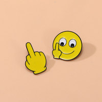 Broche en alliage émaillé jaune vif motif visage souriant avec doigt d'honneur, épinglette pour la décoration quotidienne des vêtements