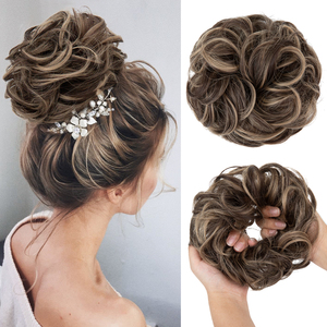 Extensión de Moño Despeinado para Mujer, Marrón Medio con Reflejos <span class=keywords><strong>Rubio</strong></span> Ceniza y Textura Ondulada con Brillo Dorado y Acabado Brillante - Product Image 1