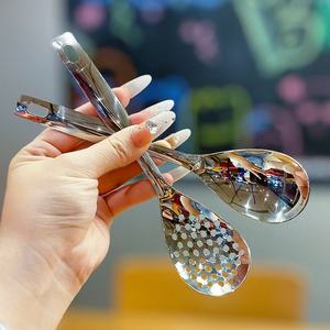 Cuchara para sopa de acero inoxidable con diseño de orificios de filtro para uso en la cocina - Product Image 1