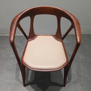 Chaise de salle à manger de style italien moderne, structure en bois massif, dossier et accoudoirs rembourrés en tissu doux, mobilier contemporain PISANO - Product Image 6