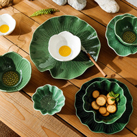 Ensemble de 6 assiettes de service en céramique peintes à la main, formes de feuilles vertes avec bord irrégulier, feuillage moderne par LovingHome Design
