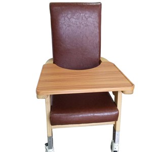 Chaise d'hôpital marron avec dossier rembourré et roulettes, structure en bois massif pour adultes et personnes âgées - Product Image 1