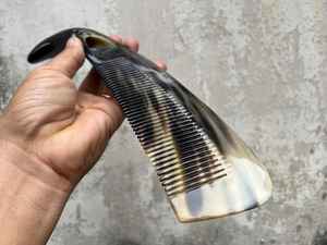 Peine de cuerno de búfalo tradicional hecho a mano, peine de cuerno natural pulido que reduce el daño al cabello y promueve un cabello fuerte y brillante. - Product Image 3