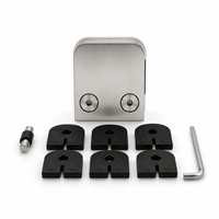 Pince de fixation pour balustrade en verre avec inserts pour systèmes de main courantes
