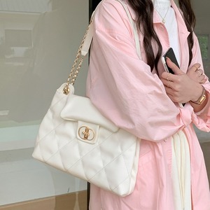 Sac à bandoulière en chaîne avec motif diamant blanc, fermeture à loquet souple, sac fourre-tout pour femme, collection printemps 2024 - Product Image 2