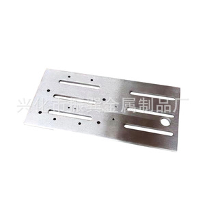 Pièces découpées au laser en tôle d'acier inoxydable avec fentes et trous pour accessoires de quincaillerie - Product Image 1