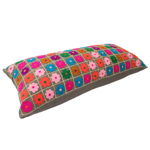 Oreillers lombaires floraux brodés personnalisés de la société certifiée Sedex Taie d'oreiller design artisanale pour usage domestique - Product Image 2