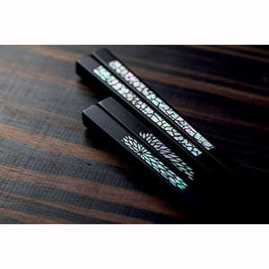 Palillos japoneses lavables en negro, turbante verde, cubiertos empaquetados en pares hechos en Japón - Product Image 5