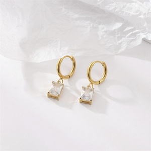 Boucles d'oreilles créoles carrées de luxe en acier inoxydable avec pierres de cristal pour femme - Product Image 2