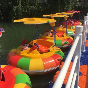 Bote Inflable con Base Redonda y Pistola de Agua para Niños, Diversión en Parques Acuáticos - Product Image 3