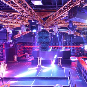 كرسي وطاولة من الألمنيوم والخشب الرقائقي من OMEGATRUSS بتصميم معياري فضي/أسود/ذهبي للمسارح والحفلات والمعارض والنوادي سريع التركيب - Product Image 6