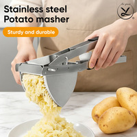 Robuuste roestvrijstalen aardappelstamper met zwarte handgreep, grote persplaat, fruit- en groentepureer, handmatig, makkelijk schoon te maken, keuken