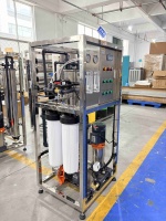 Machine de filtration d'eau RO 500LPH montée sur châssis, certifiée CE, pour hôtels, hôpitaux, écoles, alimentation en eau centralisée, installation facile, pompe PLC