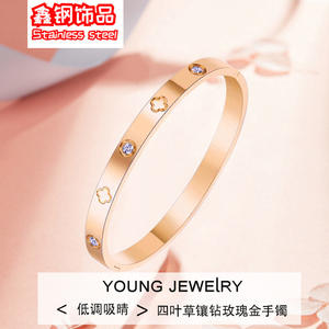 Pulseras Clásicas de Moda con Cierre a Presión para Hombre y Mujer en Oro Rosa de 18k con Flor de Cuatro Hojas de la Suerte con Incrustaciones de Titanio - Product Image 4