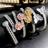 Bracelet manchette ouverte motif rose entièrement pavé de zircone cubique baguette, en or rose et argent