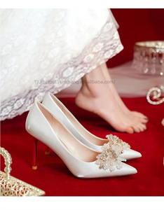 Zapatos de Novia Beige Francés con Tacón Alto y Punta Puntiaguda para Mujer, con Perlas Brillantes y Parte Superior de Charol - Product Image 2