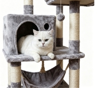 Arbre à chat double colonne avec cachette, hamac suspendu latéral, petite plateforme d'accès, plusieurs poteaux en sisal et jouet à balle