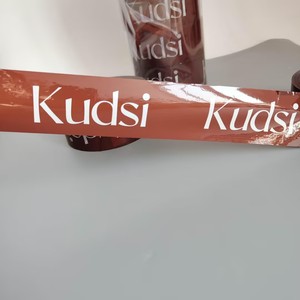 Ruban adhésif d'emballage BOPP imprimé sur mesure avec logo de marque, couleur marron, auto-adhésif, pour sceller les cartons et emballages de colis. - Product Image 1