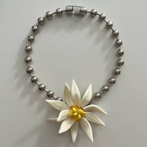 Collier avec pendentif en résine à grandes fleurs blanches pour femmes, chaîne à billes, bijoux tendance et originaux - Product Image 1