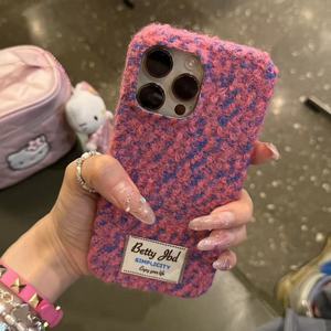 เคสโทรศัพท์ที่เหมาะสำหรับ iPhone 17 Pro Max, เคสโทรศัพท์กันกระแทกแบบใหม่ ดีไซน์น่ารัก ลายปักกำมะหยี่ สำหรับฤดูใบไม้ร่วงและฤดูหนาว รูระบายอากาศขนาดใหญ่ - Product Image 4