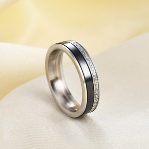 Bague en céramique blanche et noire, 5,5 mm, sertie de diamants ronds, forme géométrique, unisexe, à porter au quotidien - Product Image 3