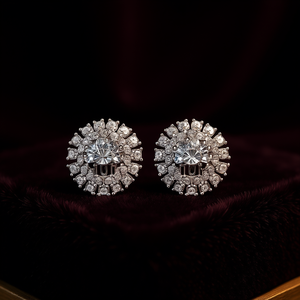 Boucles d'oreilles clous fleur en or blanc avec cristaux ronds sertis griffe, bijoux de mariage classiques pour femme - Product Image 2