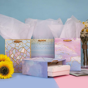 Sacs cadeaux en papier doré à dégradé violet, sacs cadeaux romantiques pour la Saint-Valentin, sacs à main pour les cadeaux d'anniversaire, emballage de luxe - Product Image 6