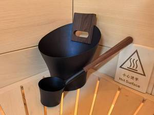 Accessori per <span class=keywords><strong>Sauna</strong></span> in Legno Massello di Cedro Rosso e Alluminio: Secchio, Mestolo, Termometro, Igrometro, Finestre a Traversa, Design Tradizionale - Product Image 2