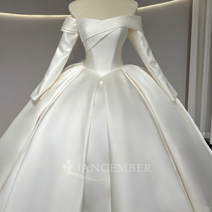Vestido de Novia JFH29, Estilo Modesto, Satinado, con Hombros Descubiertos, Cola de Capilla, con Encaje y Flores - Product Image 3