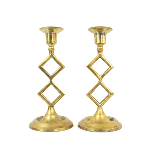 Élégante paire de chandeliers vintage en laiton massif, supports de bougies géométriques modernistes, bougeoirs décoratifs pour bougies coniques - Product Image 1