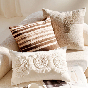 Funda de Almohada Lumbar Rectangular Color Crema, Decorativa, Estilo Boho, con Detalles Acolchados y Borlas - Product Image 6