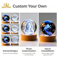 Boule de cristal 3D gravée au laser avec axolotl, veilleuse avec base en bois LED, sphère en verre, décoration d'intérieur, cadeau pour les amoureux des animaux et des aquariums