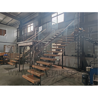 Escalier à monopoteau sur mesure avec marches en chêne américain, fabrication aux dimensions précises