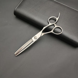 Ciseaux professionnels d'éclaircissement de 6 pouces à 16 dents en acier inoxydable 440C pour coiffeur, à pointe arrondie, manche moyen - Product Image 4