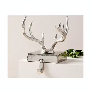 Support de bas en métal vintage pour affichage de Noël cintre de vacances élégant pour bas et décor saisonnier - Product Image 1