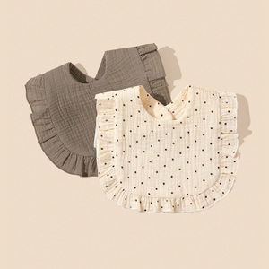 Bavoir pour bébé avec bouton de fermeture doux OEM pour nourrissons et tout-petits Nouveau bavoir à salive en pure gaze de coton à volants en dentelle et imprimé d'animaux - Product Image 3