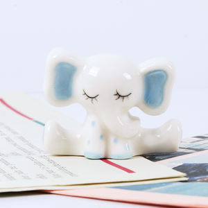 تماثيل فيل صغيرة من السيراميك الأبيض بتصميم كرتوني لطيف للديكور المنزلي الداخلي، بأسلوب كلاسيكي ومتين ومزجج، هدية زخرفية بالجملة - Product Image 1