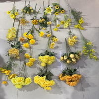 Kunstmatige geel-oranje herfstbloemen boogarrangement, zijden bloemenkrans voor bruiloft achtergronddecoratie
