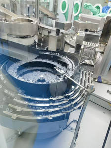 CE-Zertifizierter Edelstahl-Vibrationsförderer mit Schalldämpfer, Trichter, Motor und SPS-gesteuerter Vibrationsmaschine zur Zuführung - Product Image 5