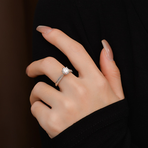 Trendy op maat gemaakte 925 sterling zilveren verlovingsringen met briljant geslepen moissanite voor vrouwen - Product Image 3