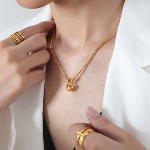 Collar con Colgante de Acero Inoxidable Dorado con Diseño de Oreja de Conejo de Fútbol, de Alta Gama, Simple y Personalizado, para Aniversario - Product Image 5