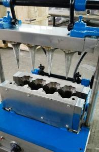 Machine à gaufres pour cornets de crème glacée semi-automatique verticale avec système de chauffage électrique - Product Image 4