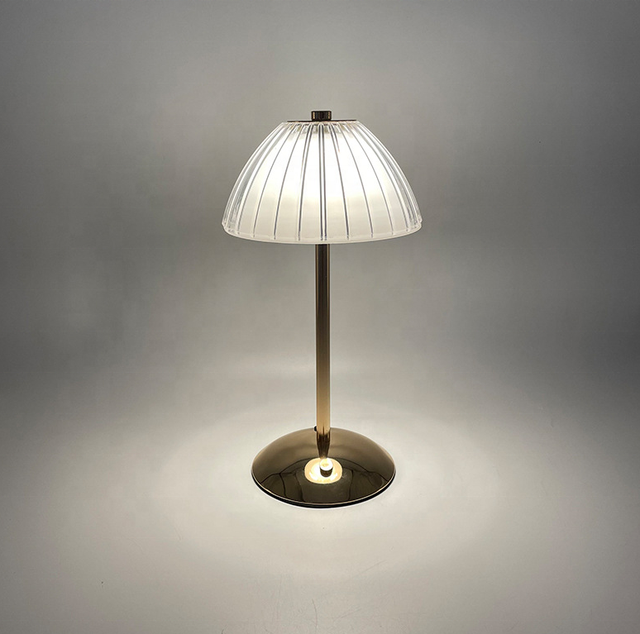 Portable Luxury Modern Cordless Bedside Metal Acrylic Desk Light Gold Restaurant Rechargeable Led Table Lamp with Battery