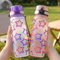 Bouteille d'eau en plastique réutilisable de 750 ml avec motif étoile coloré, impression UV, anti-fuite, à boire directement, avec couvercle à ressort à bouton unique, cadeau