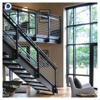 Escalier flottant Prima de style minimaliste avec marches en verre feuilleté, garde-corps, couleur et finition de surface personnalisables