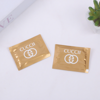 Lingettes humides non tissées avec logo personnalisé en feuille d'or, paquet individuel de voyage, lingettes nettoyantes jetables pour la restauration, les hôtels, les restaurants et les plats à emporter